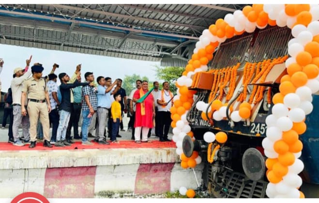 विधायक राजेश अग्रवाल ने अयोध्या जाने वाली विशेष ट्रेन को दिखाई हरी झंडी
